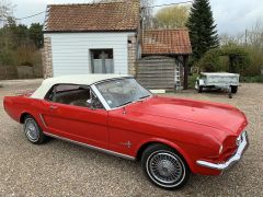 Louer une FORD Mustang de de 1965 (Photo 1)