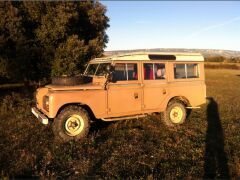 Louer une LAND ROVER 109 SW SIII Diesel de 1972 (Photo 0)