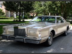 Louer une LINCOLN Continental Cartier de de 1979 (Photo 1)