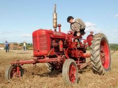 Louer une MC CORMICK Farmall C de 1947 (Photo 0)