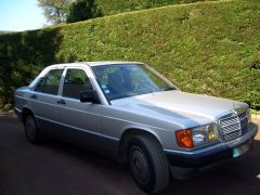 Louer une MERCEDES 190 E de de 1990 (Photo 1)