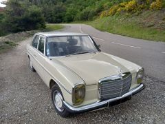 Louer une MERCEDES 200 de de 1973 (Photo 1)