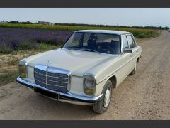 Louer une MERCEDES 200 de de 1973 (Photo 2)