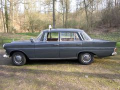 Louer une MERCEDES 200D  de de 1966 (Photo 2)