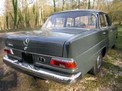 Louer une MERCEDES 200D  de de 1966 (Photo 3)