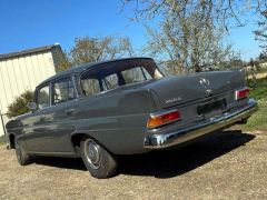 Louer une MERCEDES 200D W110 de de 1966 (Photo 2)