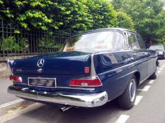 Louer une MERCEDES 220 B de de 1964 (Photo 2)