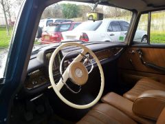 Louer une MERCEDES 220 B de de 1964 (Photo 3)