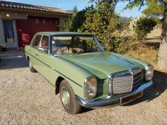 Louer une MERCEDES 220 D de de 1974 (Photo 1)