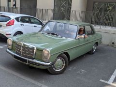 Louer une MERCEDES 220 D de de 1974 (Photo 2)