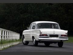 Louer une MERCEDES 220 SE de de 1963 (Photo 2)