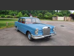 Louer une MERCEDES 220B W111 de de 1962 (Photo 1)