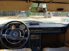 Louer une MERCEDES 220D de de 1974 (Photo 4)