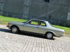 Louer une MERCEDES 230 CE de 1980 (Photo 0)