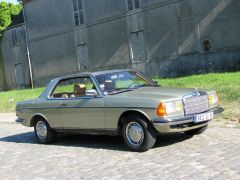 Louer une MERCEDES 230 CE de de 1980 (Photo 2)