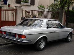 Louer une MERCEDES 230 CE de de 1985 (Photo 2)