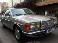 Louer une MERCEDES 230 CE de de 1985 (Photo 1)