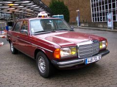 Louer une MERCEDES 230 E  Taxi de de 1980 (Photo 2)