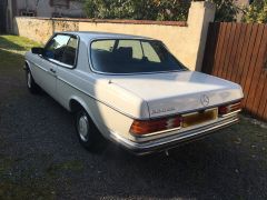 Louer une MERCEDES 230 E de de 1982 (Photo 3)
