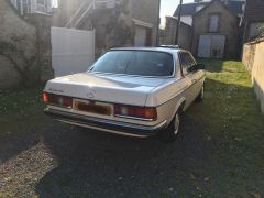 Louer une MERCEDES 230 E de de 1982 (Photo 4)
