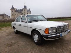 Louer une MERCEDES 230 de 1977 (Photo 1)