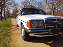 Louer une MERCEDES 230 de de 1977 (Photo 2)