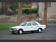 Louer une MERCEDES 230 de de 1977 (Photo 3)