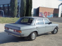 MERCEDES 240 D (Photo 2)