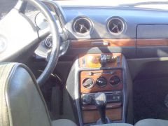 Louer une MERCEDES 240 D de de 1983 (Photo 4)