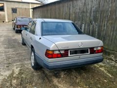 Louer une MERCEDES 250D W124 de de 1989 (Photo 2)