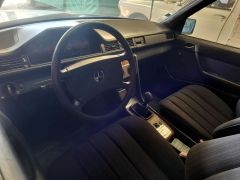 Louer une MERCEDES 250D W124 de de 1989 (Photo 4)