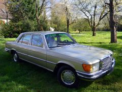 Louer une MERCEDES 280 SE de de 1976 (Photo 1)