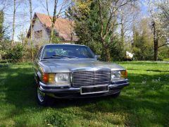 Louer une MERCEDES 280 SE de de 1976 (Photo 2)