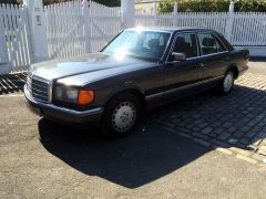 Louer une MERCEDES 300 SE automatique de 1989 (Photo 0)