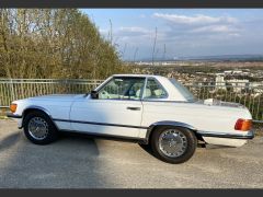 Louer une MERCEDES 560 SL Carat Duchatelet de de 1987 (Photo 2)