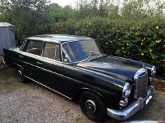 Louer une MERCEDES Heckflosse 200D  de de 1967 (Photo 2)