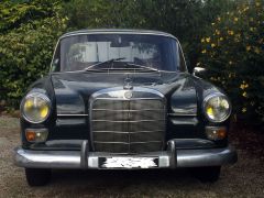 Louer une MERCEDES Heckflosse 200D  de de 1967 (Photo 5)