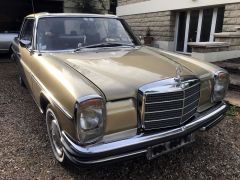 Louer une MERCEDES W114 280CE de 1973 (Photo 2)