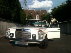 Louer une MERCEDES W115 220 D de 1971 (Photo 0)