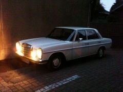 Louer une MERCEDES W115 220 D de de 1971 (Photo 4)