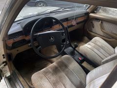 Louer une MERCEDES W116 de de 1973 (Photo 4)