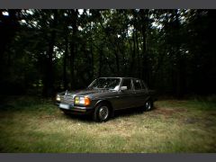 Louer une MERCEDES W123 230E Pack Luxe de de 1982 (Photo 1)