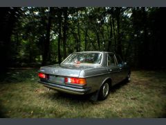 Louer une MERCEDES W123 230E Pack Luxe de de 1982 (Photo 2)