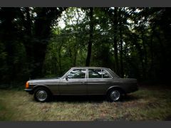Louer une MERCEDES W123 230E Pack Luxe de de 1982 (Photo 3)