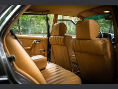 Louer une MERCEDES W123 230E Pack Luxe de de 1982 (Photo 4)