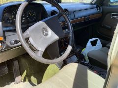 Louer une MERCEDES W123 300 TDT de de 1983 (Photo 4)