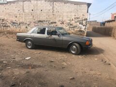 Louer une MERCEDES W123 300D de de 1980 (Photo 2)