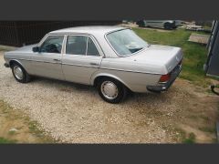 Louer une MERCEDES W123 300D de de 1980 (Photo 3)