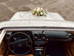 Louer une MERCEDES W123 de de 1977 (Photo 2)
