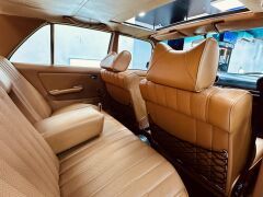 Louer une MERCEDES W123 de de 1977 (Photo 3)